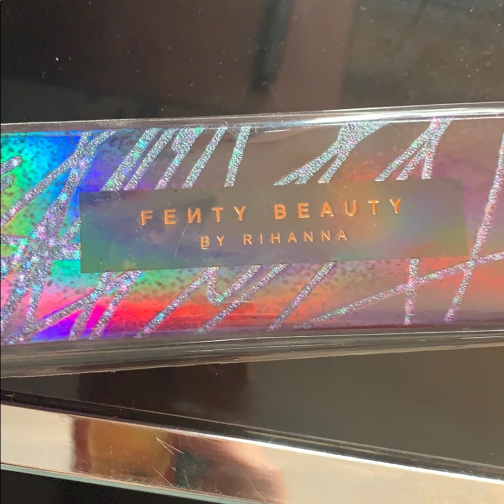 RIHANNA Fenty beauty double sided brush